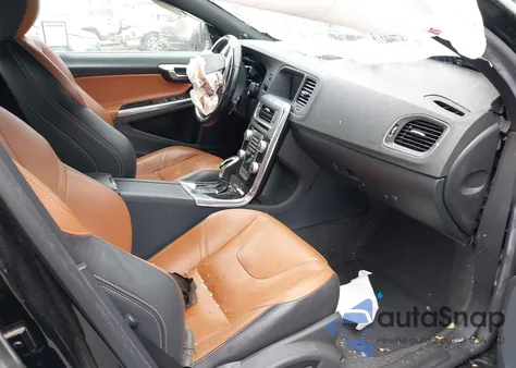 2015 Volvo S60 T5 Platinum z USA, uszkodzony, nr VIN YV126MFM6F2361507